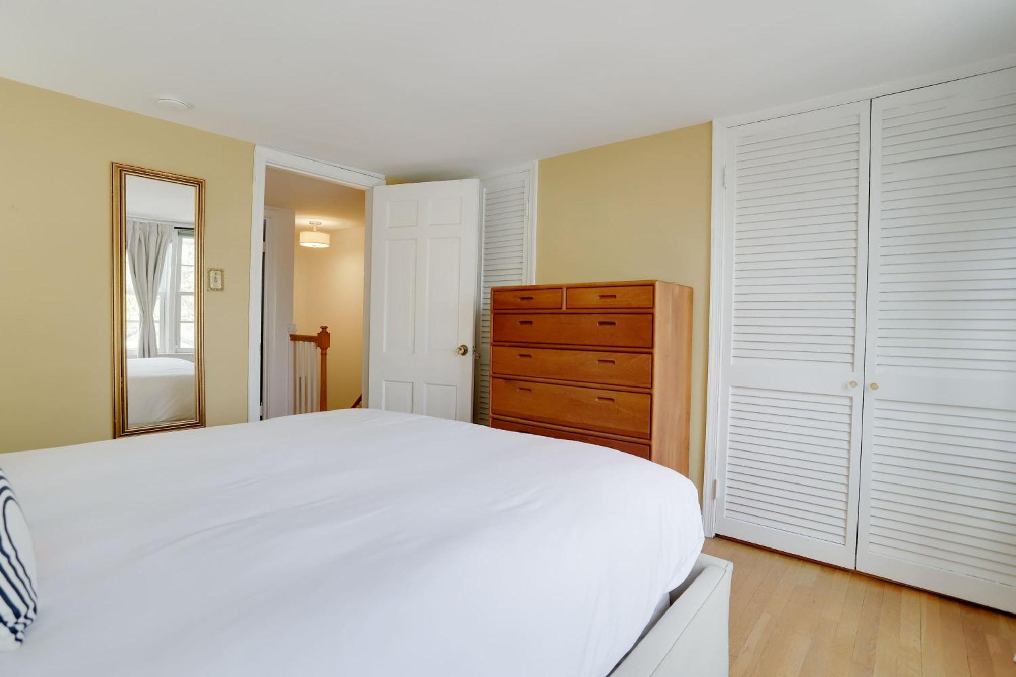 Sojourn Only 8 Blocks To Capitol With Private Patios Holiday home Washington