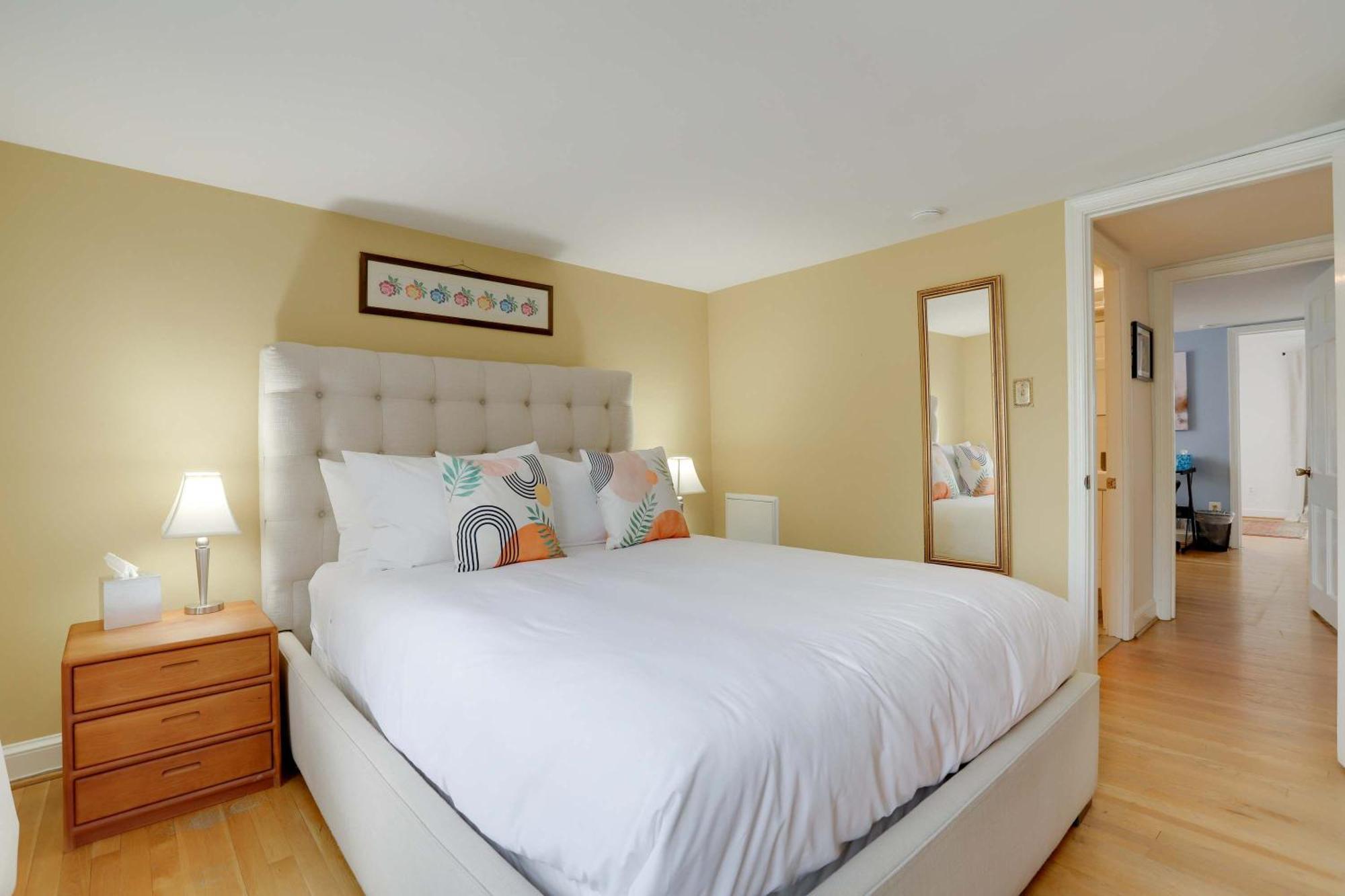 Holiday home Sojourn Only 8 Blocks To Capitol With Private Patios Washington