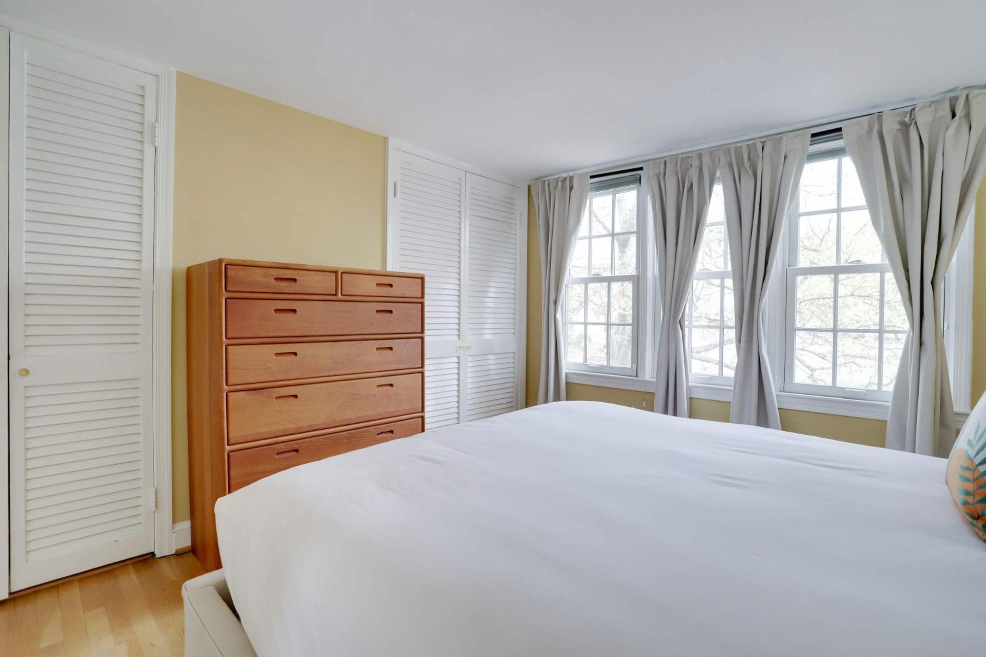 Sojourn Only 8 Blocks To Capitol With Private Patios Holiday home *