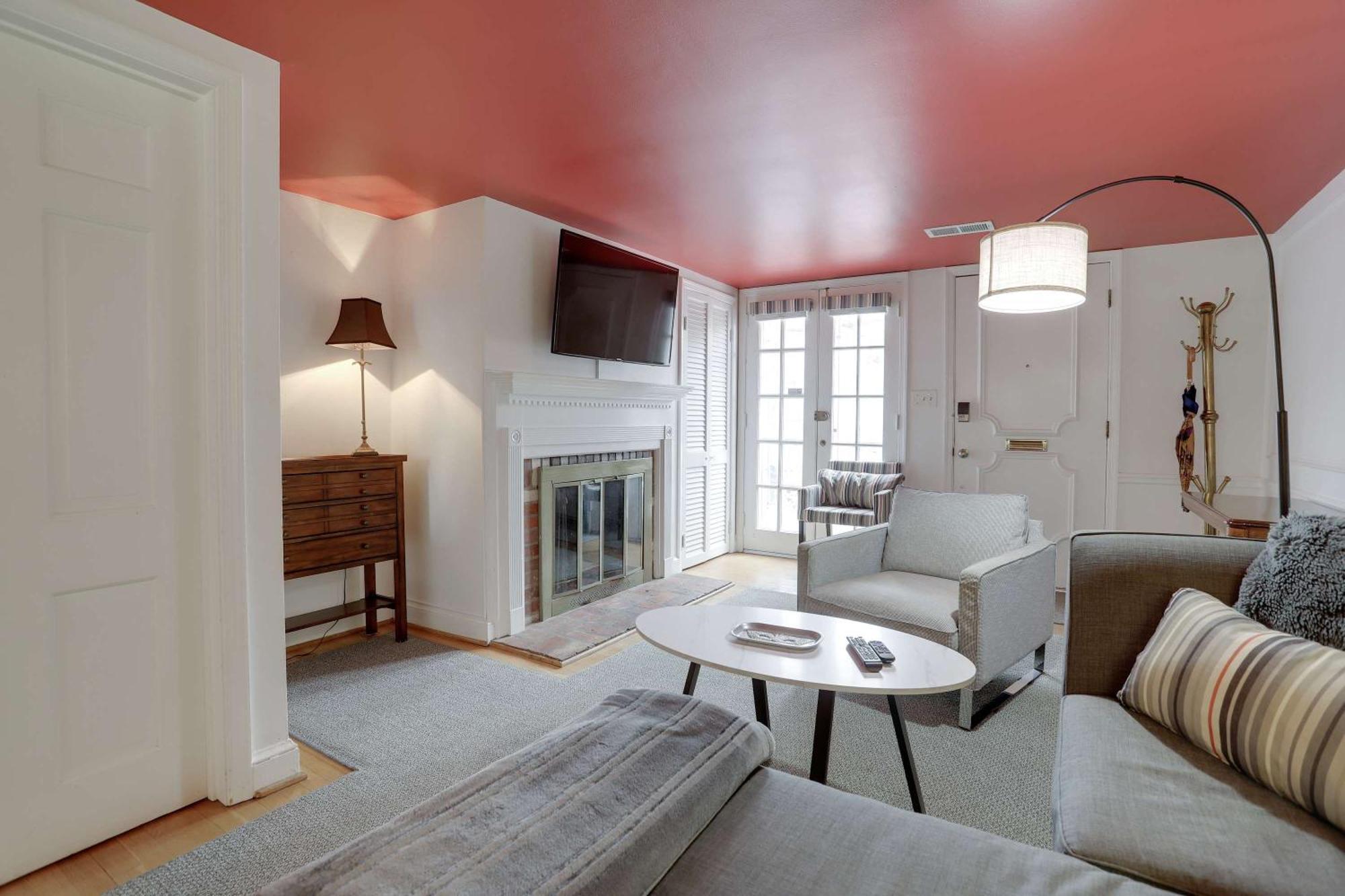 Sojourn Only 8 Blocks To Capitol With Private Patios Holiday home