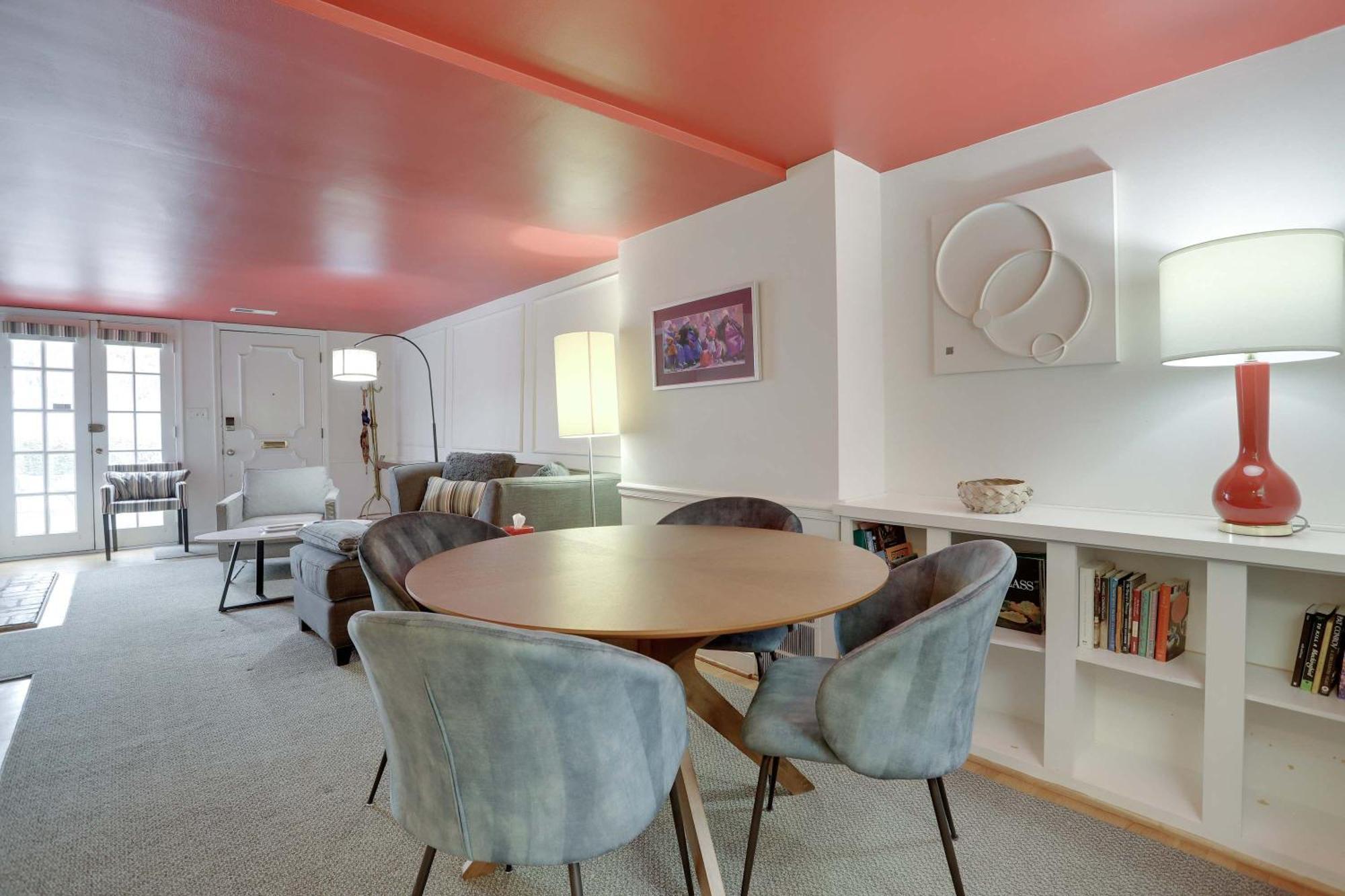 Holiday home Sojourn Only 8 Blocks To Capitol With Private Patios *
