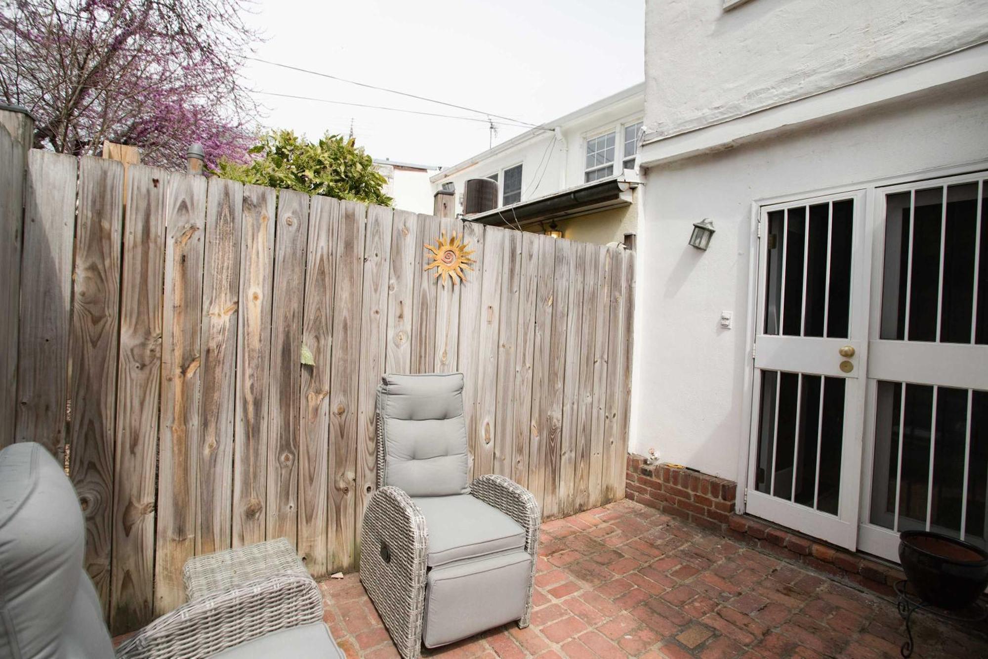 Holiday home Sojourn Only 8 Blocks To Capitol With Private Patios Washington