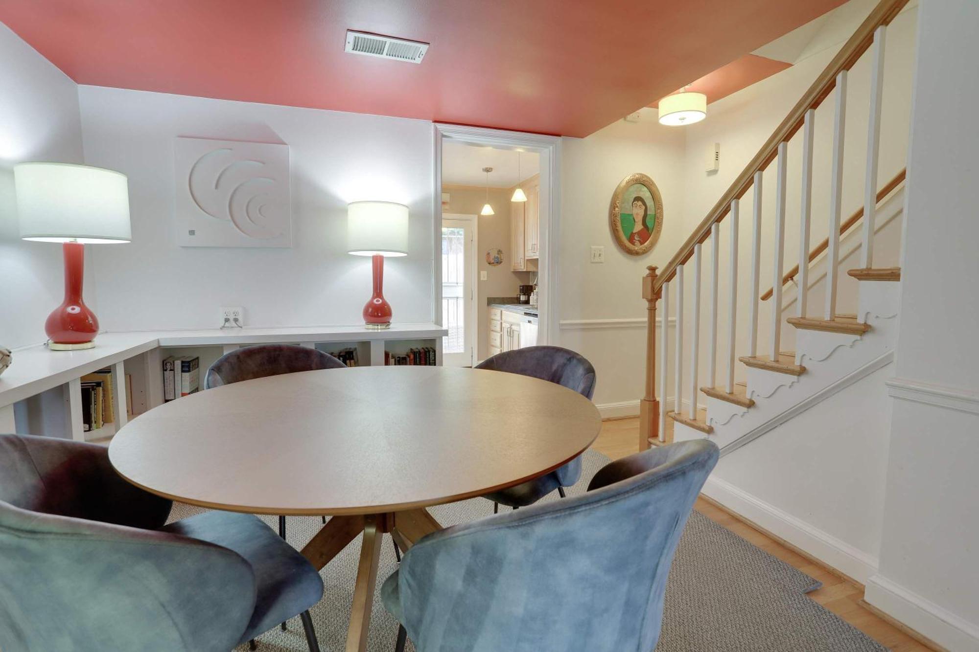 Sojourn Only 8 Blocks To Capitol With Private Patios Holiday home