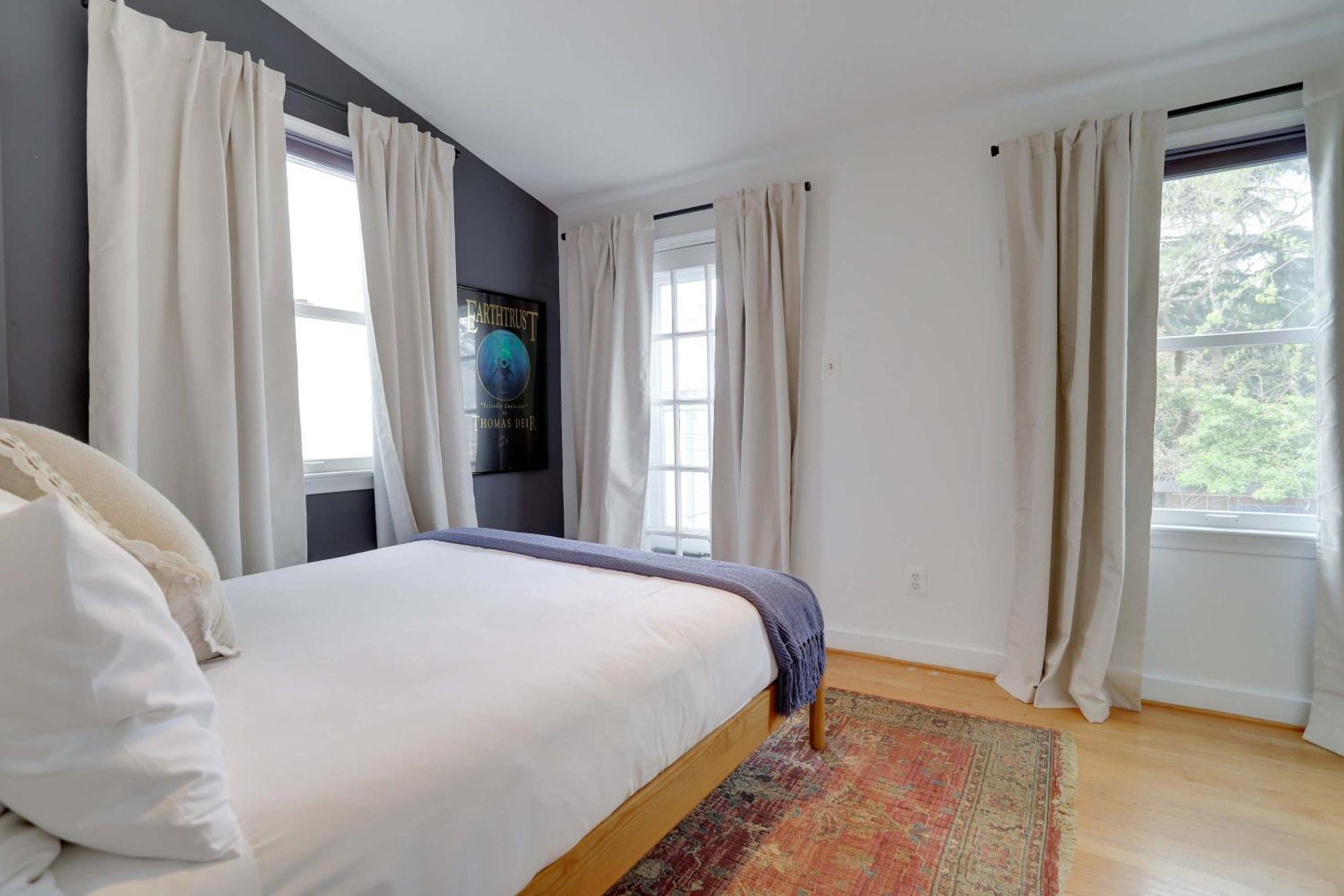 Sojourn Only 8 Blocks To Capitol With Private Patios * Washington