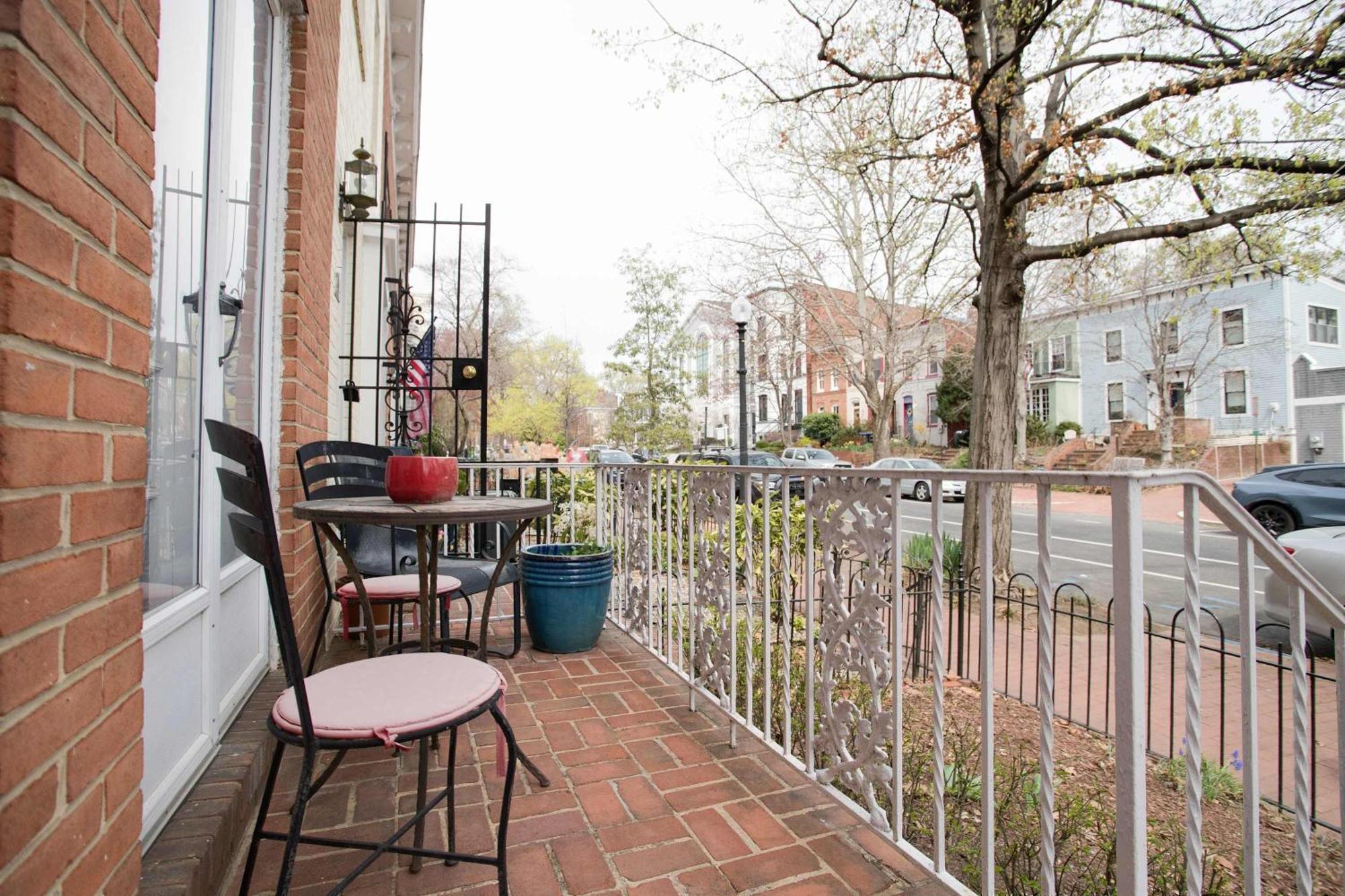 Sojourn Only 8 Blocks To Capitol With Private Patios Сasa de vacaciones *