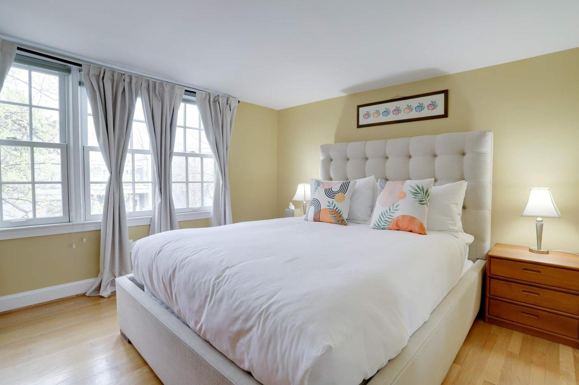 Sojourn Only 8 Blocks To Capitol With Private Patios * Washington